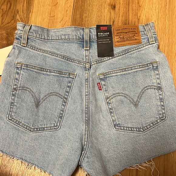 Levi’s Ribcage Jean shorts NWT - Picture 2 of 6